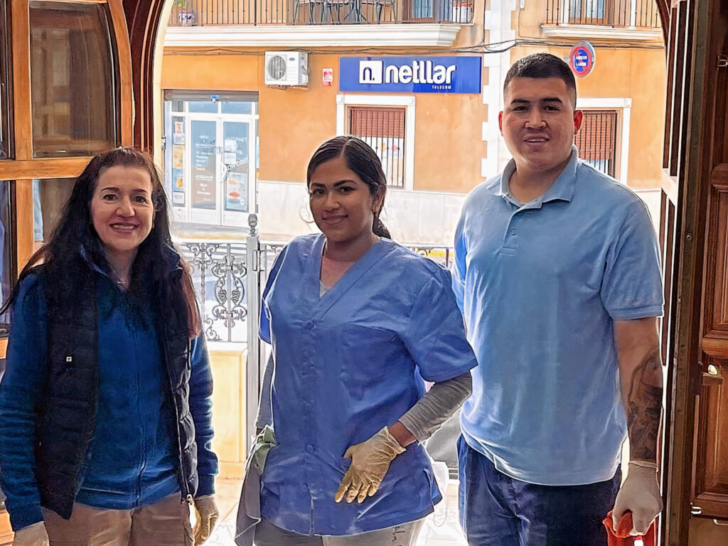 Foto del equipo de empresa de limpiezas Ontinyent